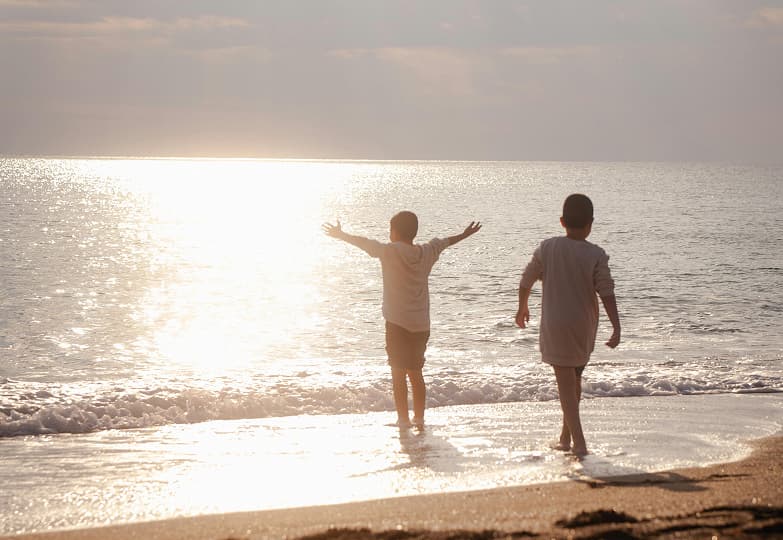 Children at the sea